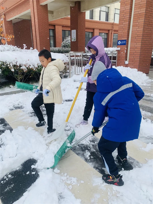 学生扫雪1.jpg