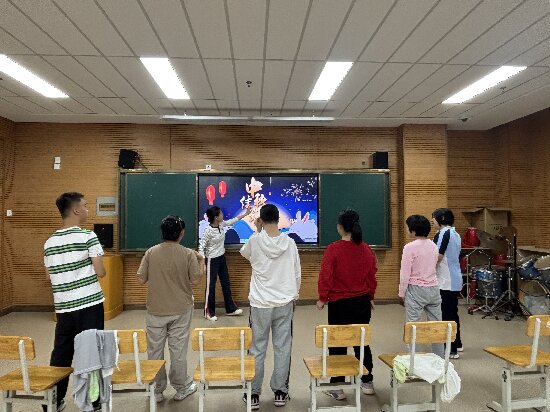 学习演唱歌曲《中秋月儿圆》.JPG