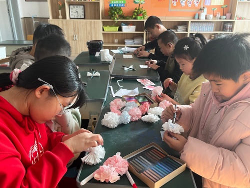 同学们一起做花.JPG